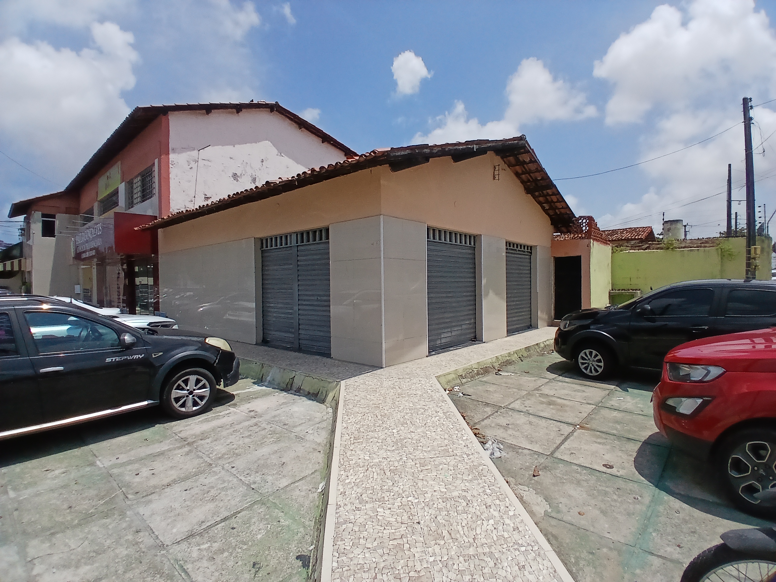 FACHADA &Acirc;NGULO 01