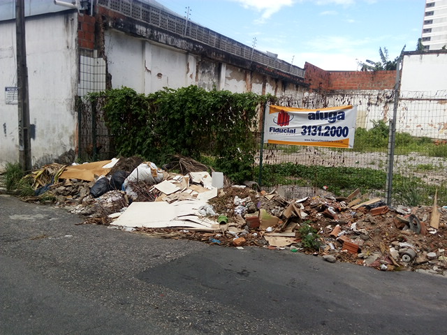 TERRENO COM ENTULHO NA FRENTE