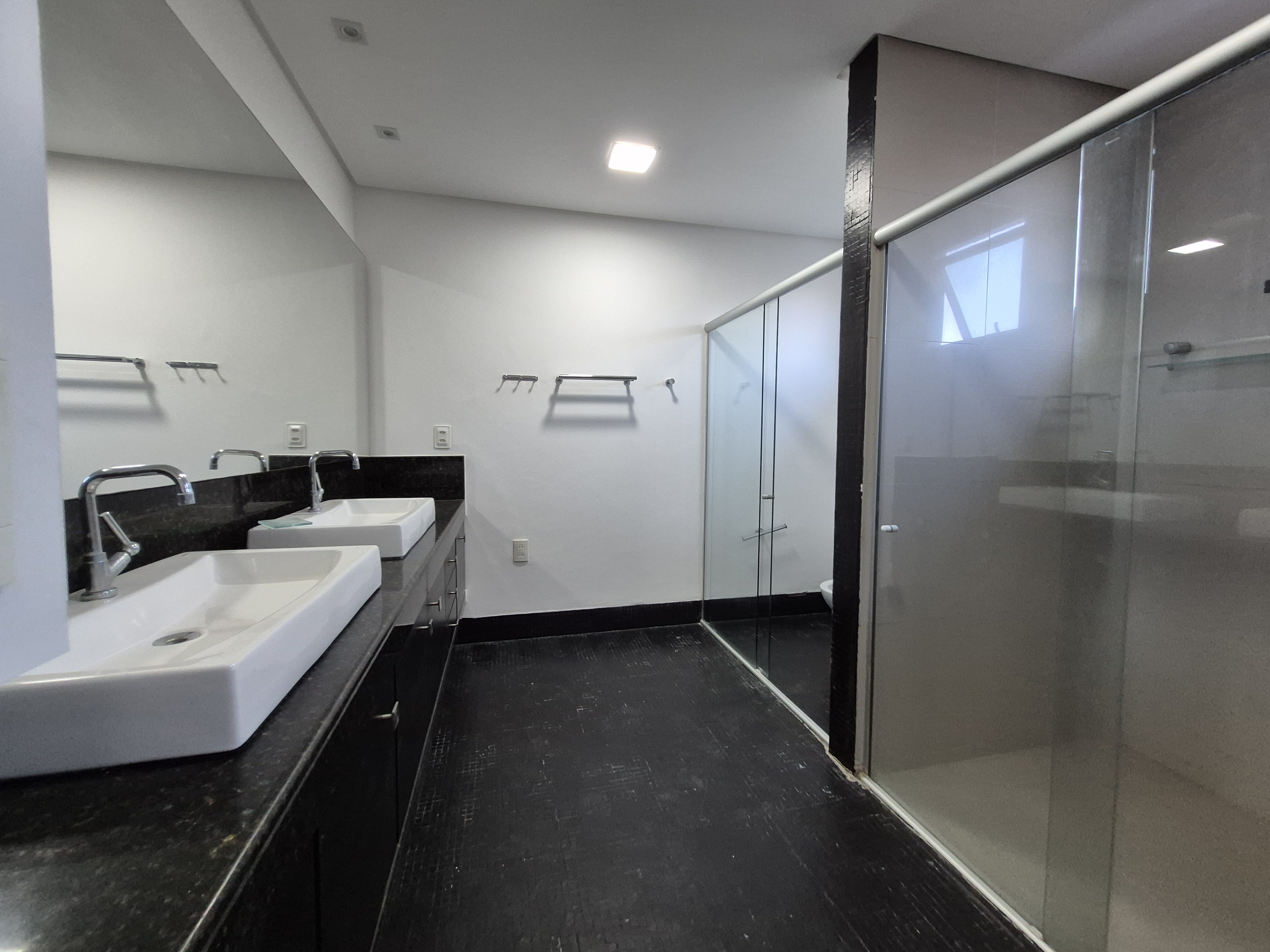 BANHEIRO SU&Iacute;TE