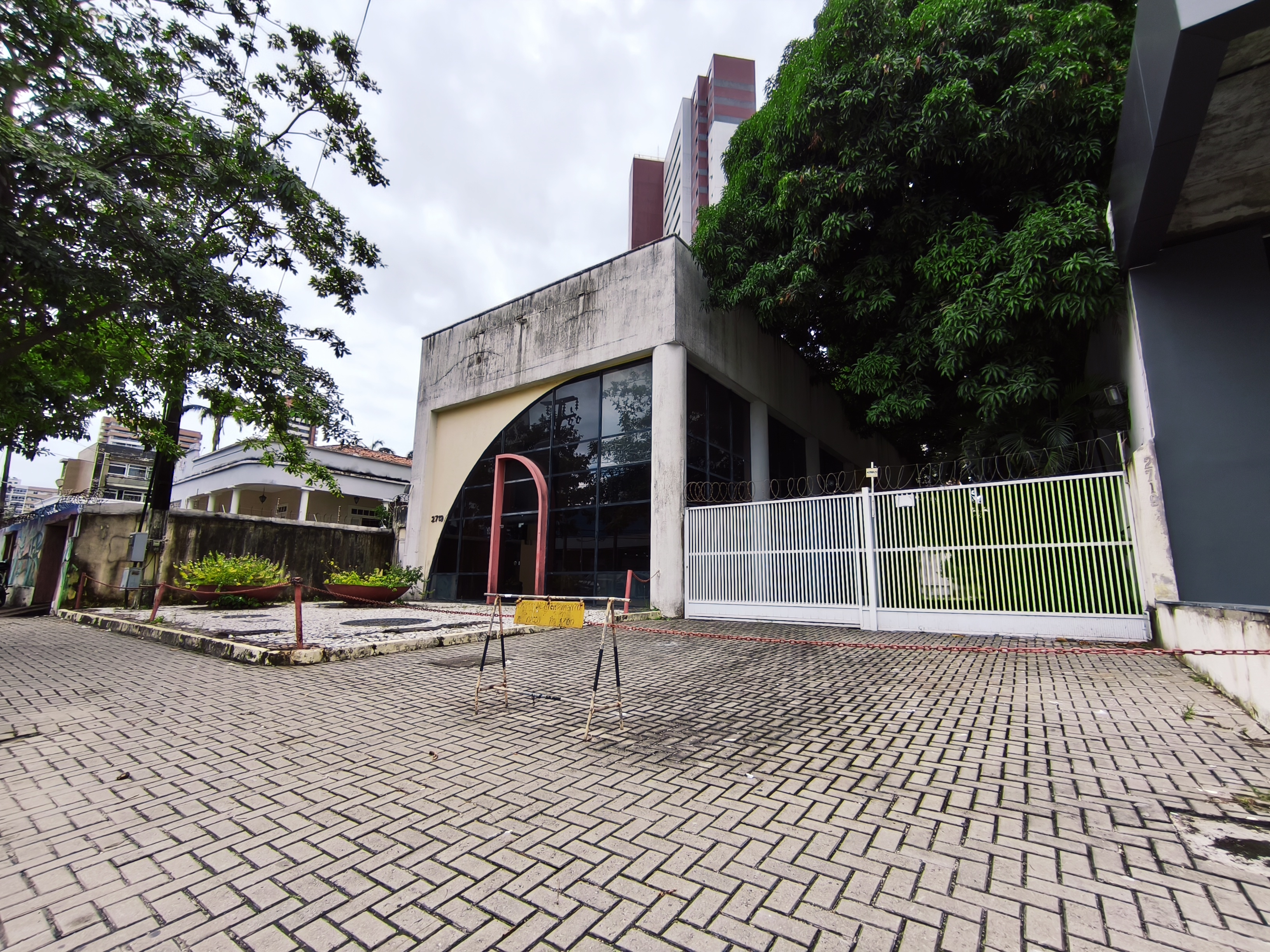 FACHADA ANGULO II / ACESSO LATERAL